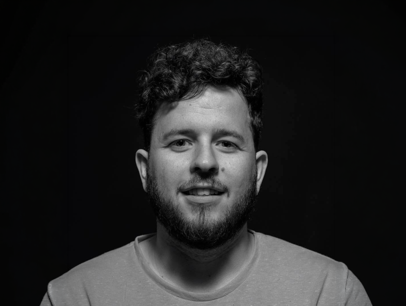Retrato de Sergio Díaz en blanco y negro
